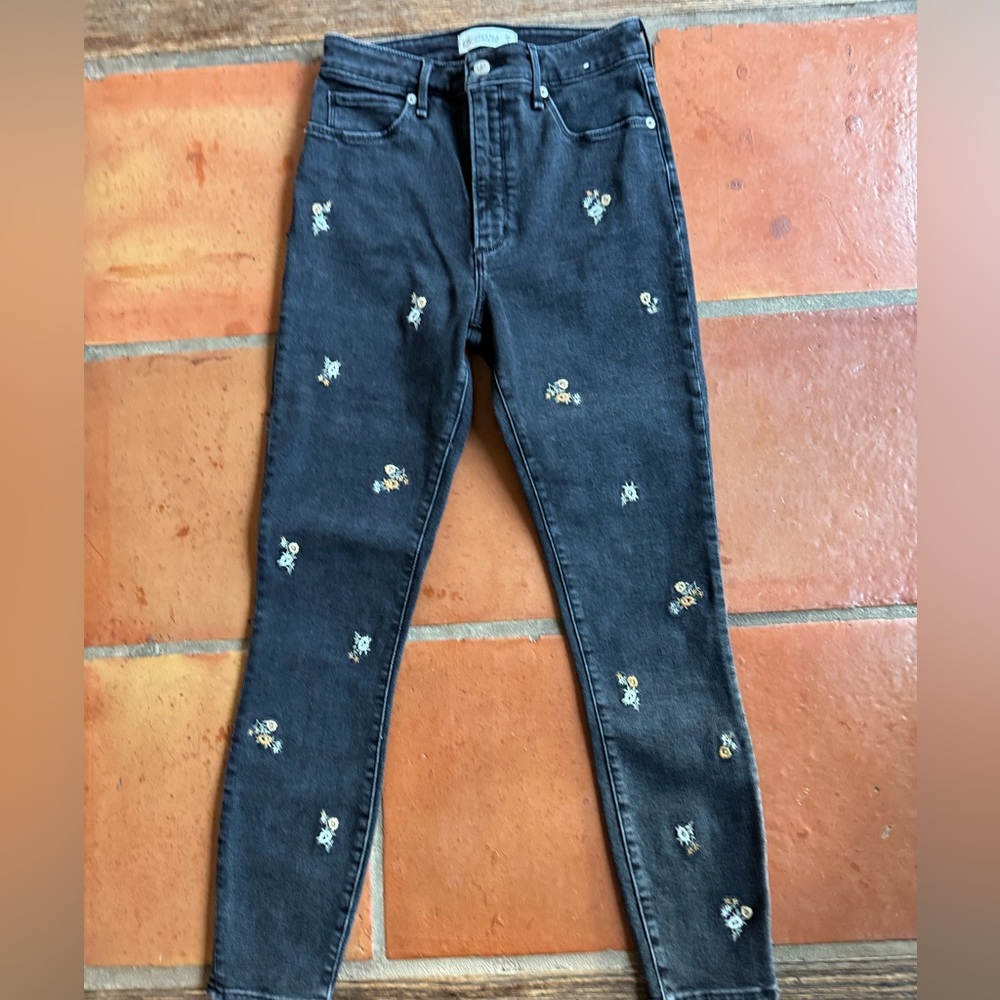 Abercrombie & Fitch High Rise Ankle Jean embroidered flowers